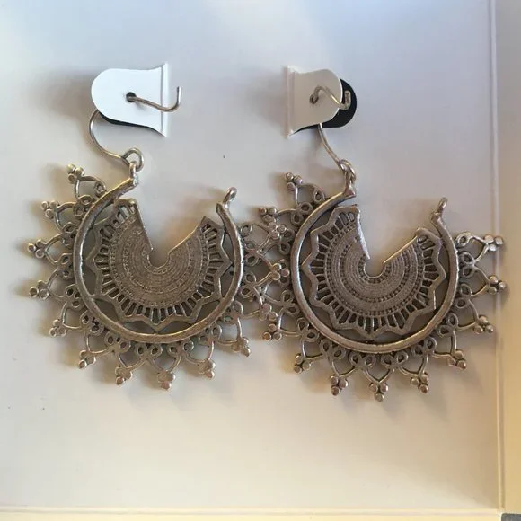 Ornate metal earrings - Picture 4 of 5
